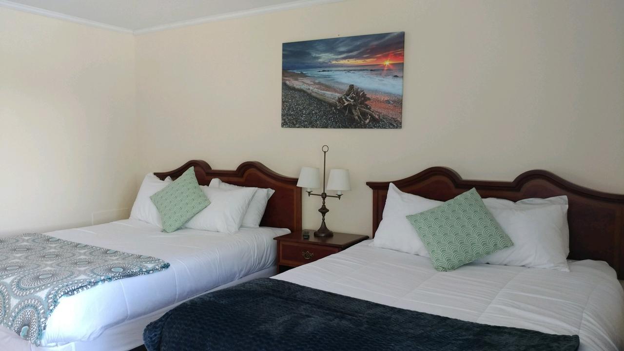 Smugglers Cove Inn Dayville Экстерьер фото
