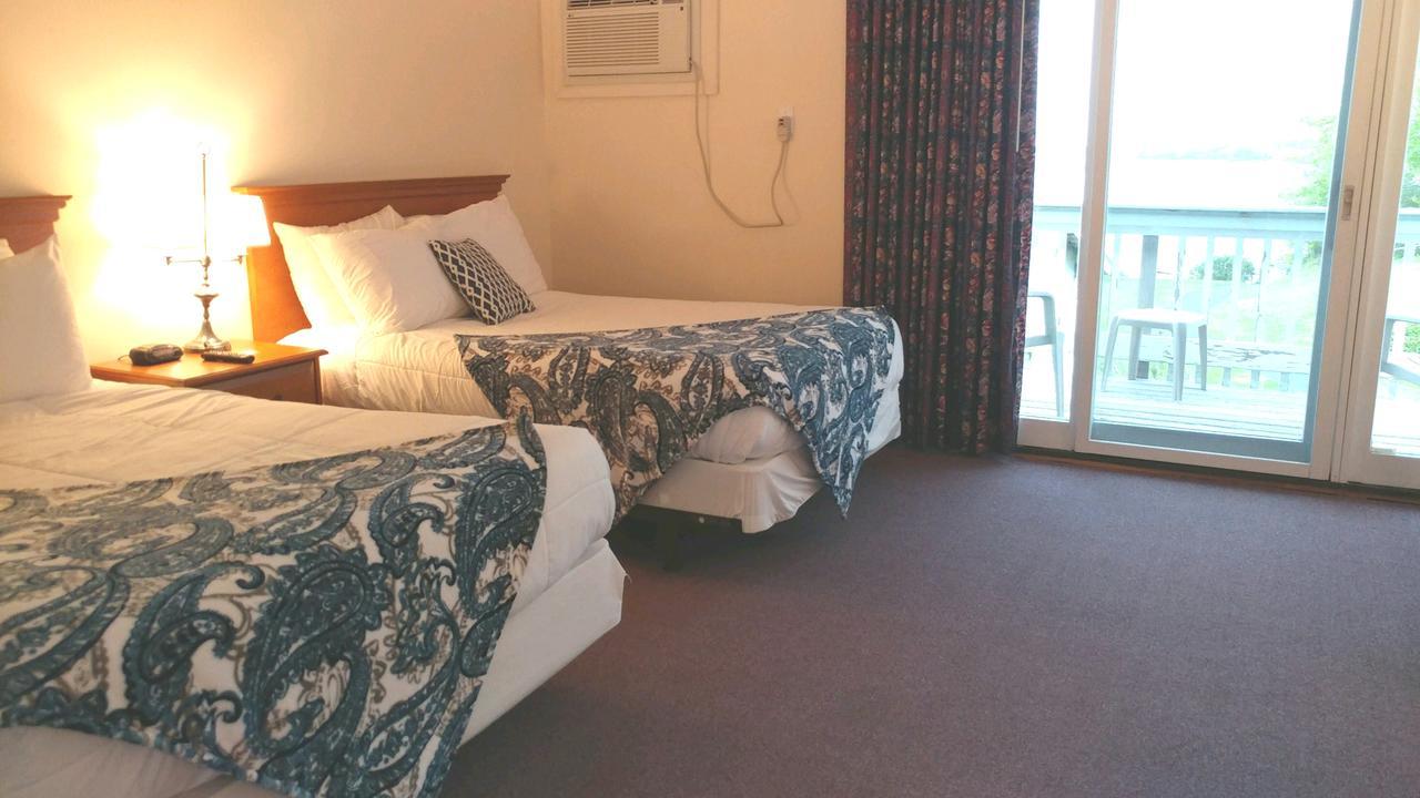 Smugglers Cove Inn Dayville Экстерьер фото