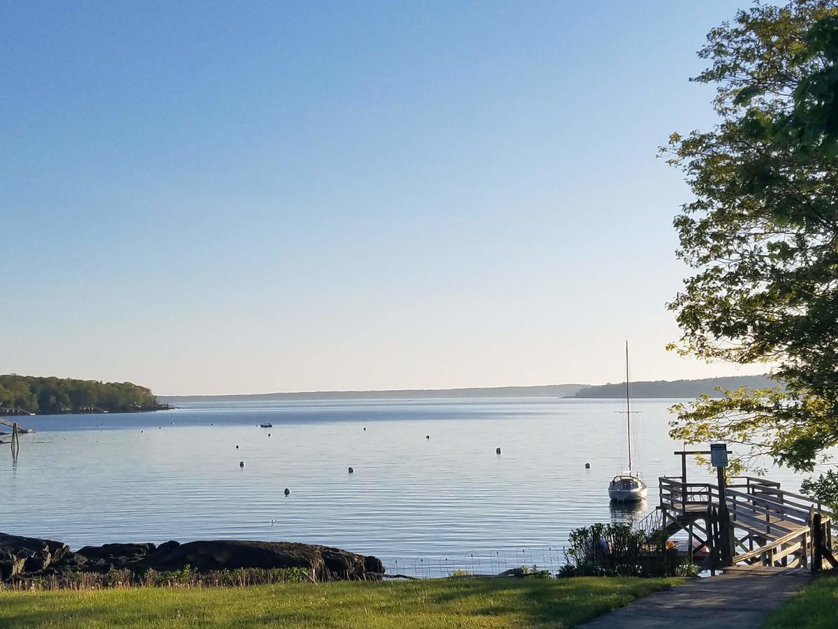 Smugglers Cove Inn Dayville Экстерьер фото