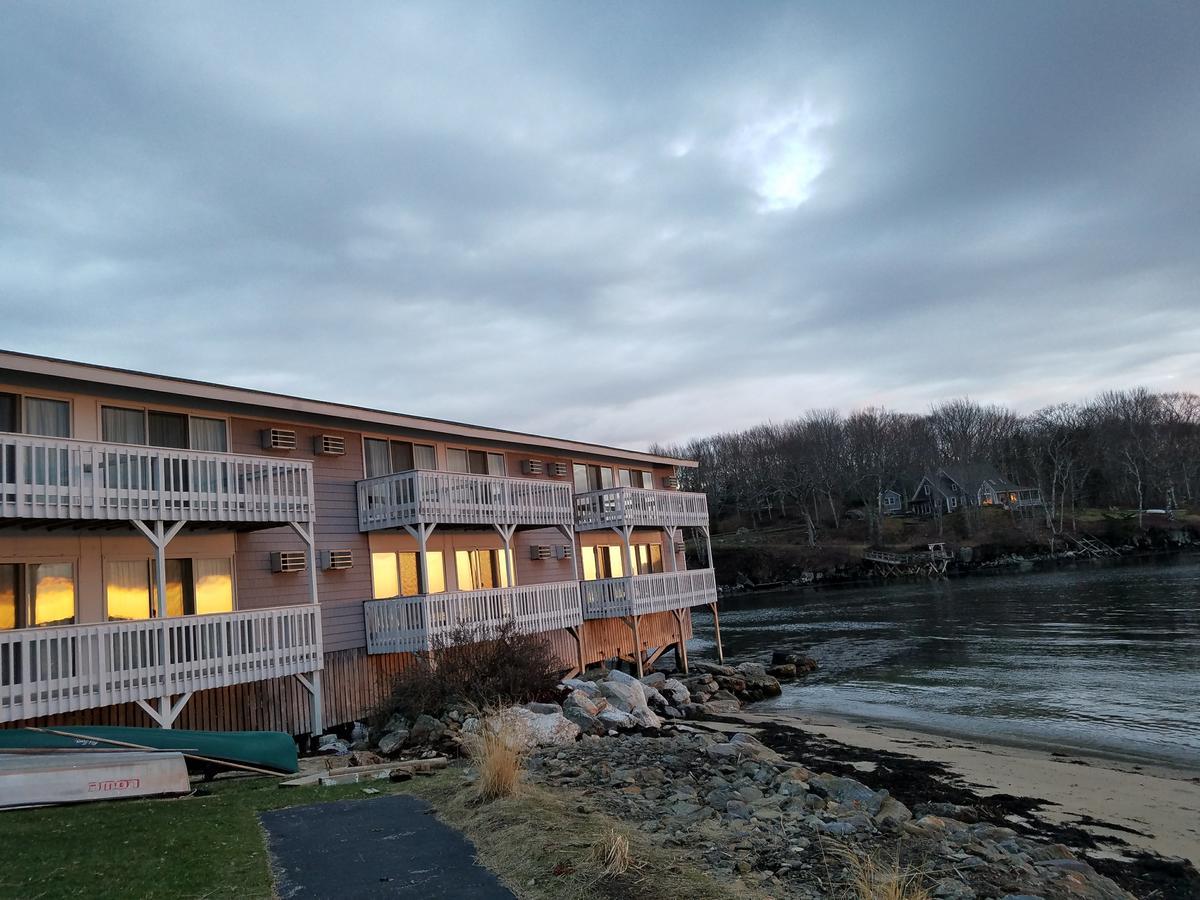 Smugglers Cove Inn Dayville Экстерьер фото
