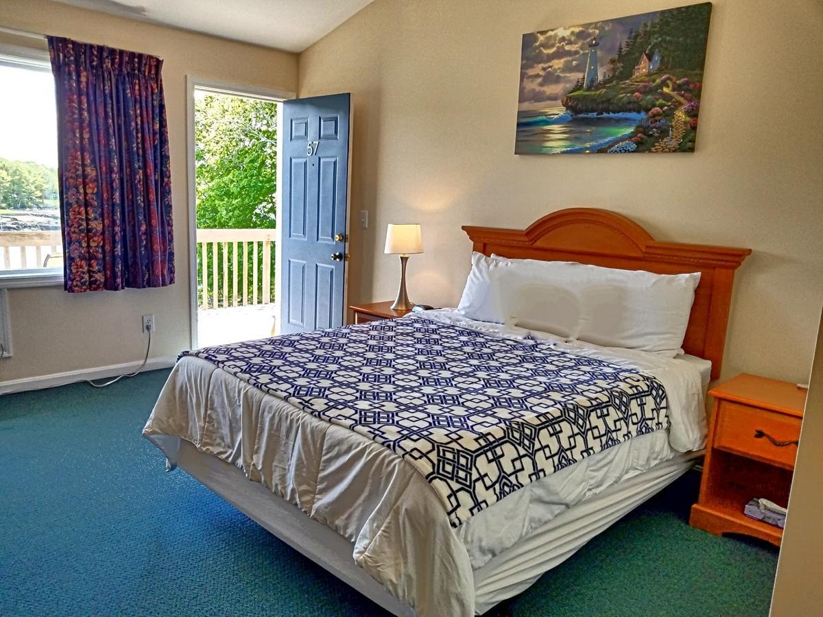 Smugglers Cove Inn Dayville Экстерьер фото