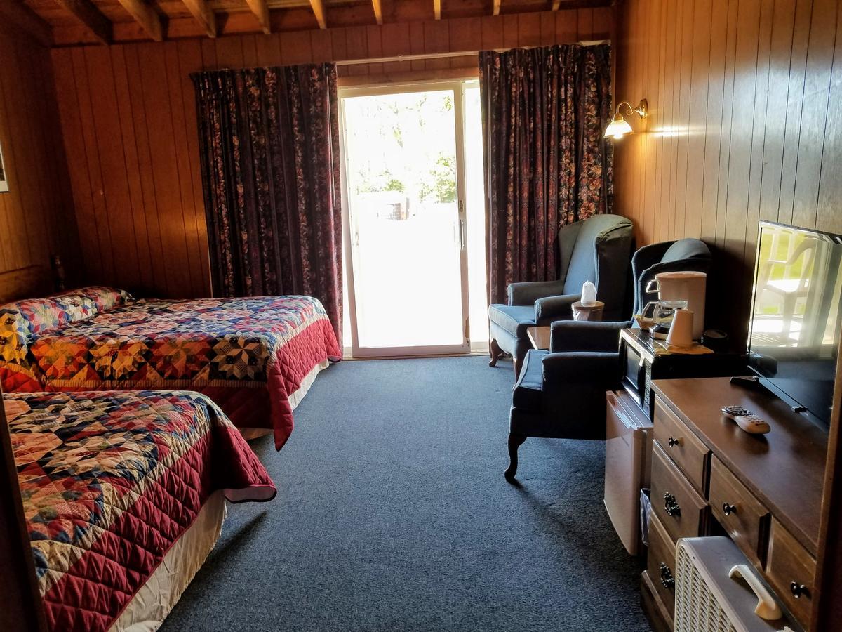 Smugglers Cove Inn Dayville Экстерьер фото