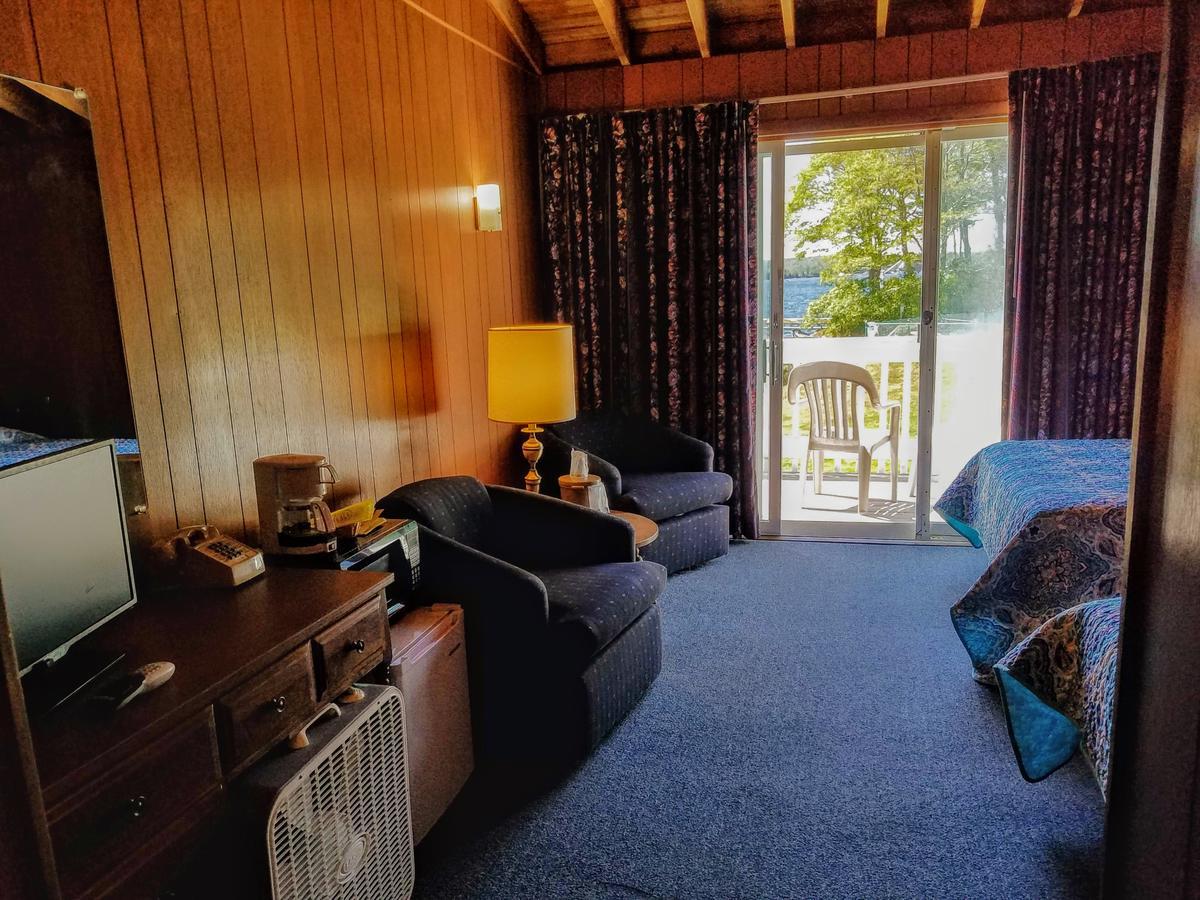 Smugglers Cove Inn Dayville Экстерьер фото
