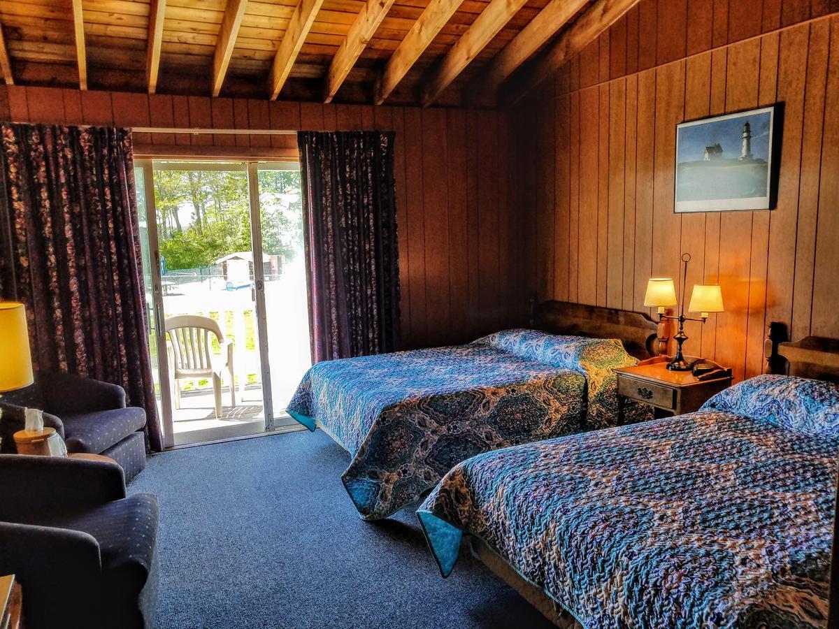 Smugglers Cove Inn Dayville Экстерьер фото