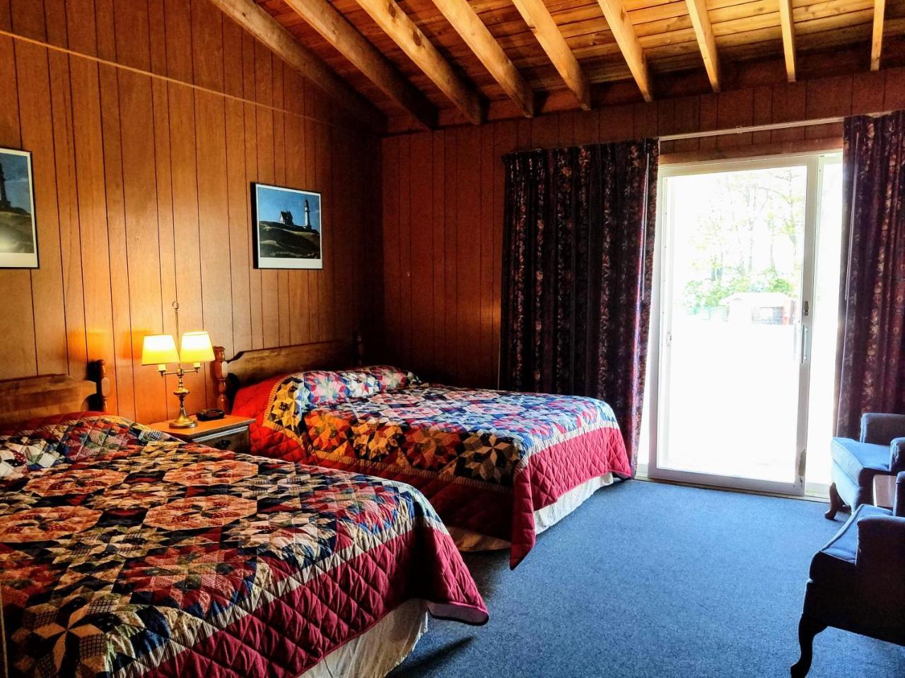 Smugglers Cove Inn Dayville Экстерьер фото